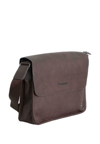 Bolso mensajero de cuero marrón con cierre de solapa, correa ajustable y logo grabado en la parte frontal. Textura suave y forma rectangular.