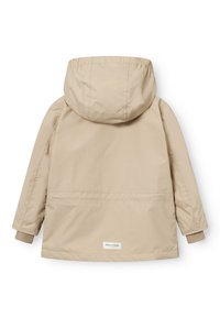 Giacca impermeabile beige con cappuccio, polsi elasticizzati e taglio dritto. Presenta una cucitura centrale e un piccolo etichetta con logo all'orlo.