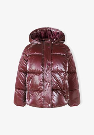 Veste matelassée bordeaux avec un extérieur brillant, dotée d'une capuche et d'une fermeture à boutons-pression. Texture douce et sections matelassées bien définies.