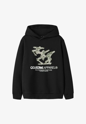 Zwarte hoodie met capuchon, een camo-patroon logo en witte tekst, voorzien van een comfortabele pasvorm en geribbelde boorden en zoom.