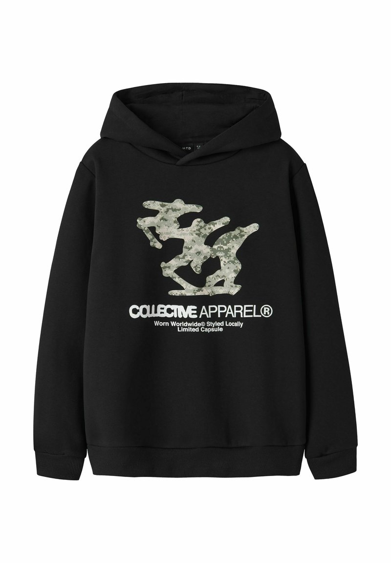 Črna kapucar s kapuco z logotipom v kamuflažnem vzorcu in belim besedilom, z ohlapnim krojem ter rebrastimi manšetami in spodnjim robom.
