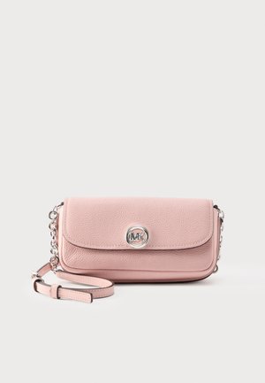 Ροζ δερμάτινη τσάντα χιαστί με ασημένιο αλυσίδα και στρογγυλό ασημένιο λογότυπο MK στην μπροστινή πτέρυγα.