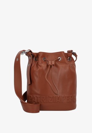 Bruine leren emmerbag met een trekkoordsluiting, gegraveerde merknaam en een lange verstelbare schouderband. Gladde textuur en ronde eyelets.