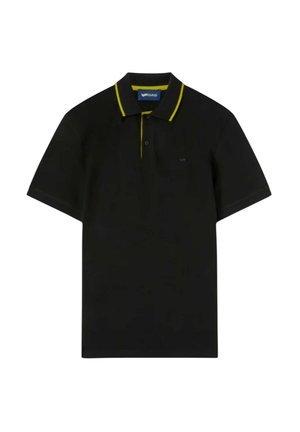 Polo nera a maniche corte con bordo giallo sul colletto e sulla patta interna, con una etichetta blu sulla scollatura.