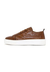 Braune Ledersneaker mit runder Zehe, strukturiertem Obermaterial, weißer Gummisohle, beigen Schnürsenkeln und einem Zugtab am Absatz.