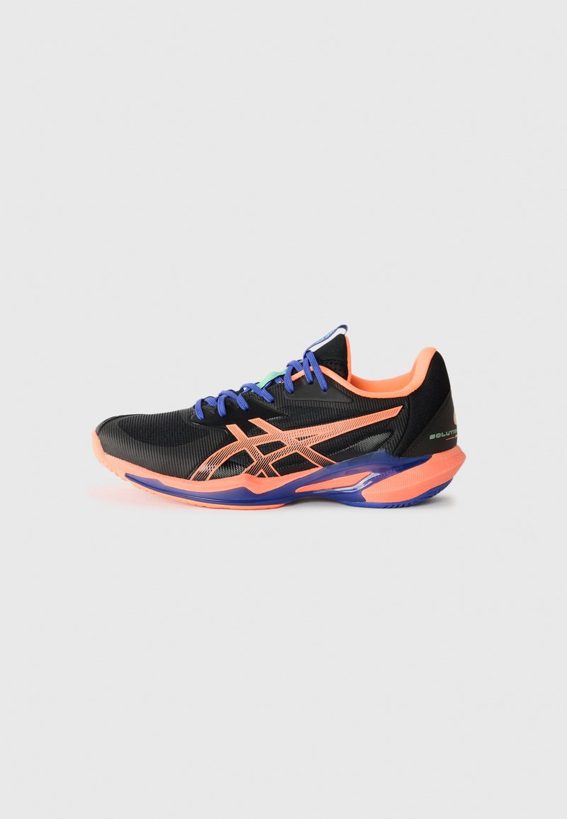 Baskets de course pour hommes en maille noire avec des accents orange fluo. Présentent une semelle profilée, des touches de violet et un logo ASICS distinctif.