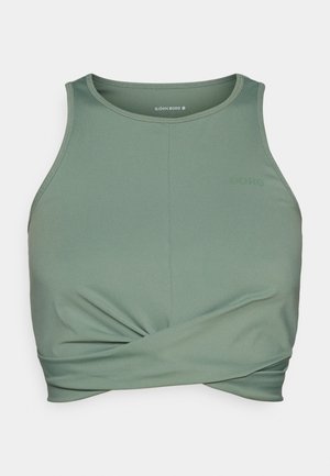 Sutiã desportivo verde, feito de um tecido suave e elástico. Apresenta um design frontal torcido e o nome da marca "BORG" impresso de forma subtil na cor correspondente.