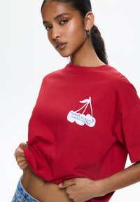 PULL&BEAR T-shirt imprimé - red