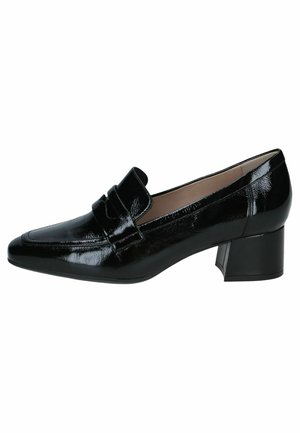 Mocassin noir en cuir verni avec petit talon, bout pointu et détail de bride sur le dessus.