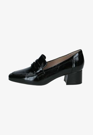 Zwarte lakleren loafer met lage hak, spits toelopende neus en een band over de bovenzijde.