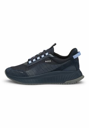 Dunkelblauer Sportschuh mit perforierten Seitenteilen, hellblauen Schnürsenkelschlaufen, Marke "BOSS" an der Seite und Sohle sowie dicker, strukturierter Sohle.