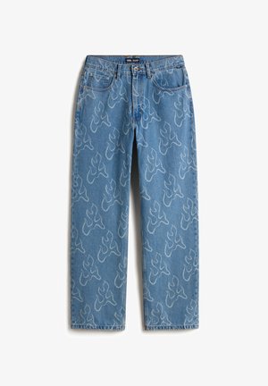 Jeans de mezclilla azul claro con un gran patrón de llamas en un blanco contrastante. Corte holgado con cinco bolsillos y cierre de botón.