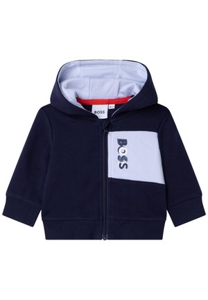 Felpa con zip di colore blu navy, con un pannello azzurro chiaro che presenta il logo "BOSS". Materiale morbido e cappuccio foderato. Polsini e fondo a coste.