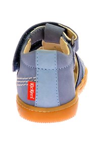 Sandalo in pelle blu con accenti beige, cinturino regolabile e suola in gomma. Presenta pannellature colorate e il marchio Kickers.