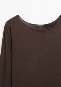 Hnědý top s dlouhým rukávem a kulatým výstřihem, vyrobený z jemného pleteného materiálu, s černou značkou "Massimo Dutti".
