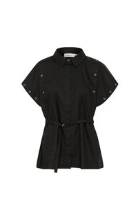 Crna majica s kratkim rukavima od pamuka s golim ovratnikom, remenom u struku i metalnim rupicama na rukavima.