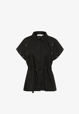 Czarna koszula z krótkim rękawem wykonana z bawełny, z kołnierzykiem zapinanym na guziki, paskiem w talii oraz metalowymi oczkami na rękawach.