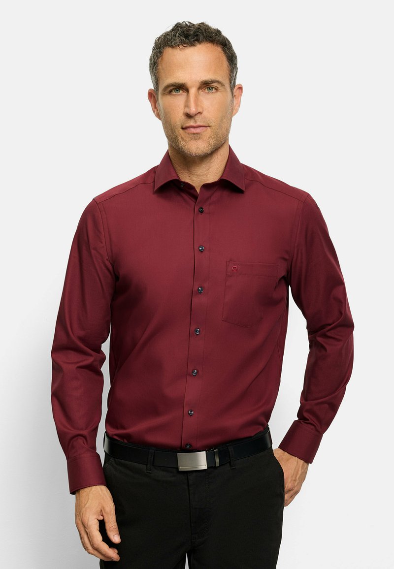 Bordeaux langemouwen shirt met een kraag, knoopsluiting aan de voorkant, enkele borstzak, zwarte knopen en een gladde textuur, gedragen met zwarte broek en een riem.