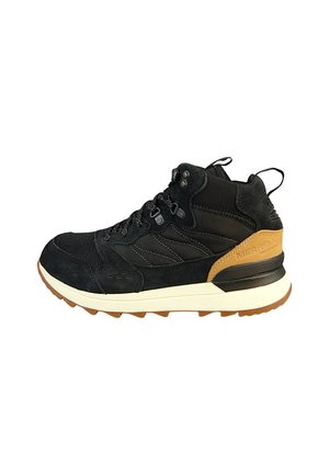 Bottes de randonnée noires en suède et mesh. Elles présentent un accent talon marron clair, un design à lacets, et une semelle blanche à marron avec adhérence.