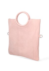Borsa tote in suede rosa pallido con manico a forma di cerchio, corpo rettangolare piatto e accenti in metallo sui lati.