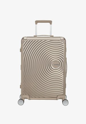 Valigia a rotelle argento con un motivo a spirale testurizzato, scocca rigida, manico estensibile e quattro ruote per la mobilità.