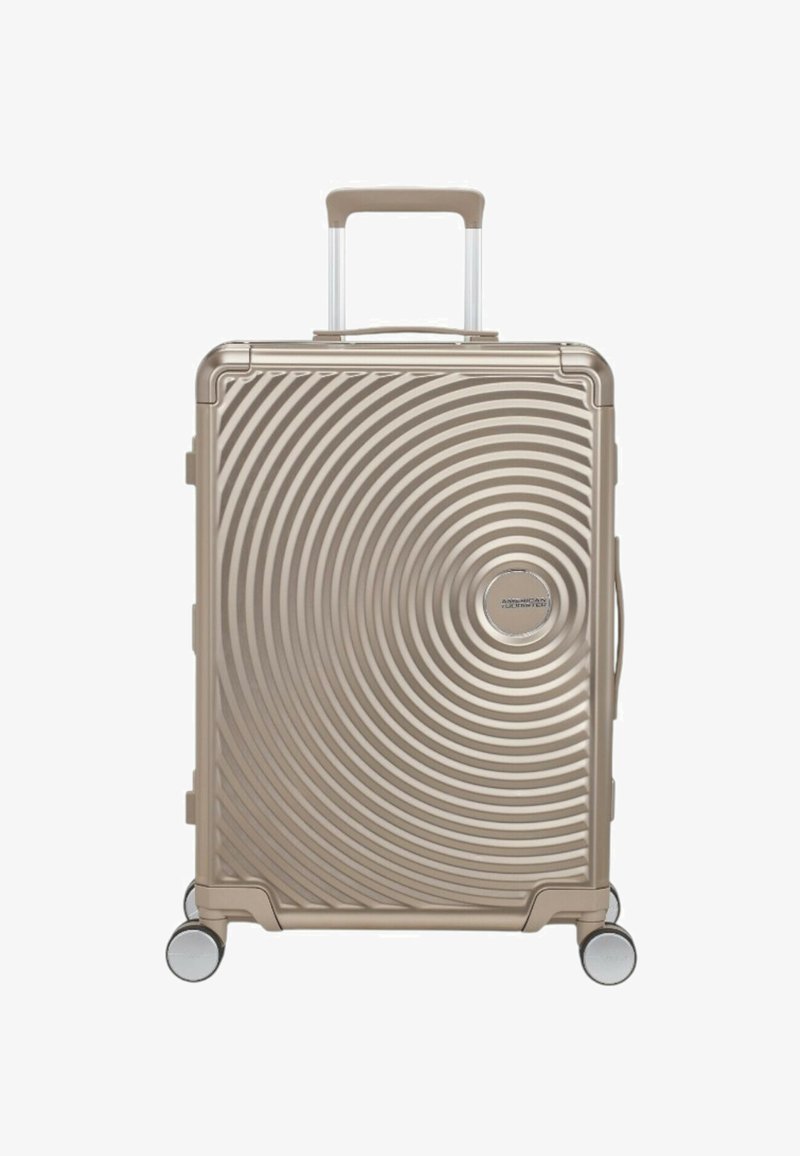 Valigia a rotelle argento con un motivo a spirale testurizzato, scocca rigida, manico estensibile e quattro ruote per la mobilità.