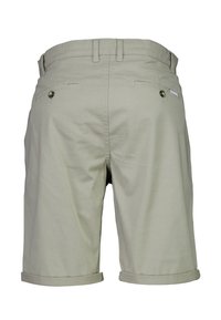 Shorts beige pour hommes longueur genou avec passants pour ceinture, ourlets retroussés et deux poches arrière avec boutons.