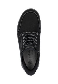 Sneaker in suede nera con punta rotonda, cuciture grigie contrasti e lacci piatti. La soletta presenta un motivo logo testurizzato per una migliore presa.