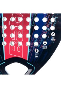 Padel racket met een zwart, rood en blauw ontwerp, voorzien van een lichtgewicht hybride frame, zacht EVA-materiaal en meerdere ventilatiegaten.