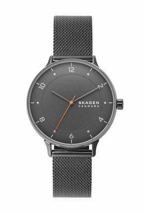 Zwart Skagen Denmark polshorloge met mesh band, minimalistische wijzerplaat, witte cijfers en oranje secondewijzer die 9:10:37 aangeeft.