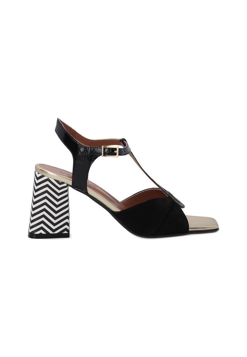Schwarze Absatzsandalette mit texturiertem Obermaterial, T-Riemen-Design, goldfarbener Zehenkappe und Blockabsatz im Chevron-Muster.