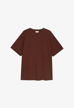 Bruin T-shirt met korte mouwen en ronde hals, met een subtiel tekstlogo in het midden van de borst.