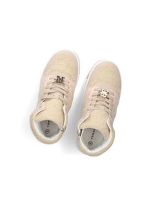 Beige sneakers met een zachte textuur, gladde leren accenten en een gouden logo-detail. Voorzien van een vetersluiting en een gewatteerde kraag voor comfort.