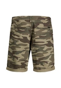 Shorts camouflage aux nuances de vert et de marron, avec un ourlet roulé, deux poches arrière et une texture de tissu lisse et légère.