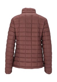 Brun polstret jakke med høj krave, der har et quiltet design og elastiske manchetter. Materialet ser blankt ud med en glat tekstur.