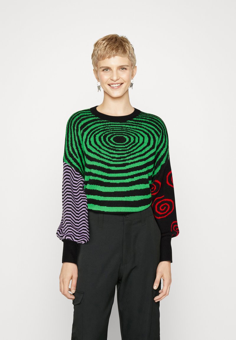 Maglione a maglia con motivi a spirale verde e nero, arricchito da accenti geometrici viola e rossi. Le maniche sono voluminose e presentano texture contrastanti.