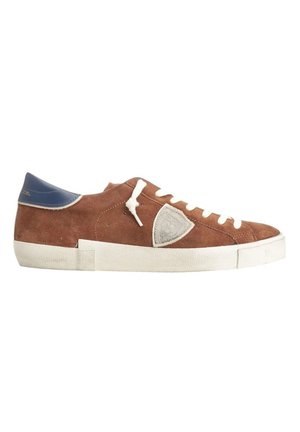 Sneaker low-top in camoscio marrone con lacci bianchi, suola bianca, logo scudo grigio sul lato e linguetta blu sul tallone.