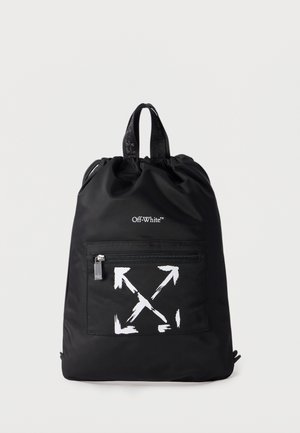 Must kinnitusnööriga seljakott esiküljel lukuga taskuga, millel valged nooled X-kujuliselt ning „Off-White“ logo tasku kohal.