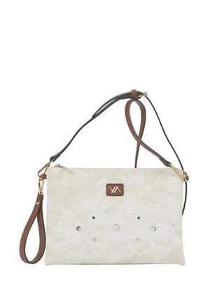 Borsa clutch in tessuto beige con ricamo floreale bianco, cinturino da polso in pelle marrone e tracolla regolabile, e una piccola patch logo in pelle.