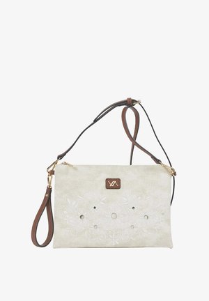 Borsa clutch in tessuto beige con ricamo floreale bianco, cinturino da polso in pelle marrone e tracolla regolabile, e una piccola patch logo in pelle.