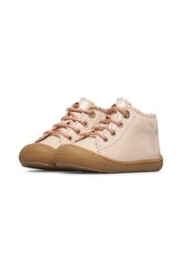 Světle růžové kožené boty na kotníky z umělé kůže s kulatou špičkou, texturovanou gumovou podrážkou a dekorativním vroubkováním. Šňůrky jsou v metalické růžovo zlaté barvě.