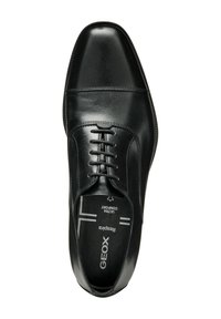Zapato de vestir de cuero negro con un acabado suave, punta redondeada, seis ojales para el cordón y la marca "GEOX Respira" en la plantilla.