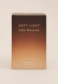 Pudełko perfum „Soft Light” marki Esotiq; gradient kolorów od ciemnobrązowego do jasnobeżowego; minimalistyczna typografia w bieli; pojemność 50 ml.