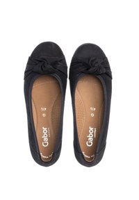 Ballerines en daim noir avec un détail de nœud tordu sur le bout, semelle intérieure rembourrée et doublure intérieure perforée pour une meilleure respirabilité.