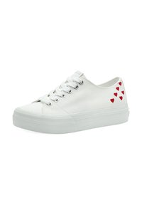 Weiße Leinensneakers mit runder Zehenpartie, dicker weißer Gummisohle, Schnürung vorne und roten Herzdetails an der Außenseite.