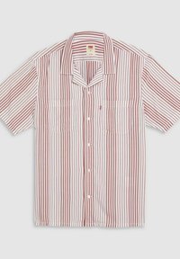 Camicia a maniche corte bianca con strisce verticali rosse. Presenta due tasche anteriori, un colletto a polo e chiusura con bottoni. Tessuto leggero.