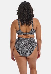 Zwarte bikini met een wit bladerenpatroon; beschikt over brede bandjes, een verstelbare sluiting op de rug en een hoog-taille onderontwerp. Gladde textuur.