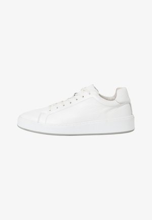Basket blanche en cuir avec une texture lisse, bout rond, profil bas, lacets plats et détails de couture subtils. Semelle en caoutchouc avec des accents gris.