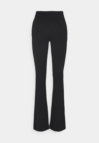 Pantalon noir taille haute pour femme avec jambes évasées, poches avant et arrière, et une ceinture avec passants.