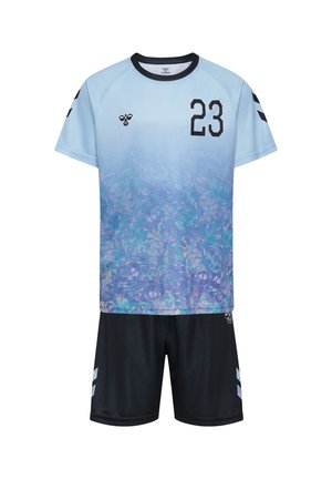 Jasnoniebieska sportowa koszulka z blaknącym geometrycznym wzorem, czarny numer 23, czarny kołnierzyk, w zestawie z czarnymi spodenkami z jasnoniebieskimi wzorami w zygzak.